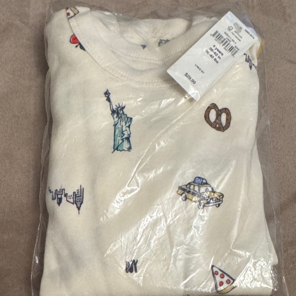 Gap Organically grown cotton 2 piece cream color pajamas